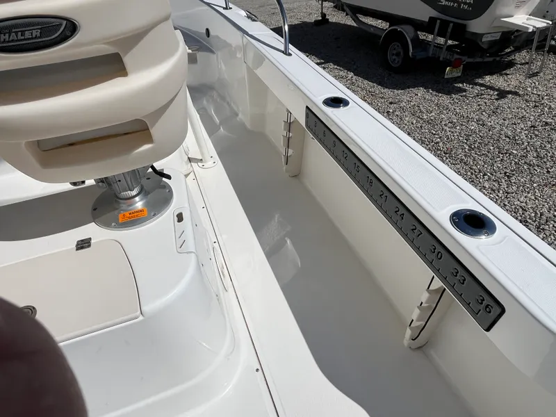 Slide: The Image of Boston Whaler 190 OUTRAGE 2021 - 7