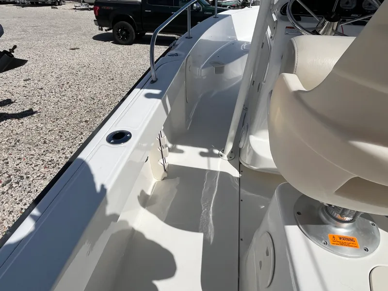Slide: The Image of Boston Whaler 190 OUTRAGE 2021 - 8