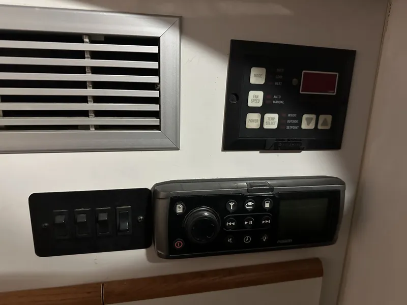 Slide: The Image of Maxum 3200 SCR 1995 - 19