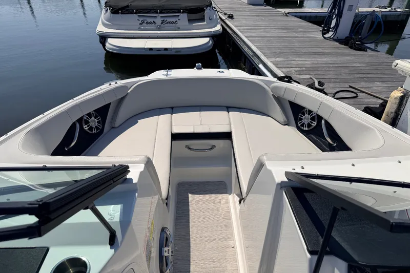 Slide: The Image of Sea Ray SPX 190 2023 - 14