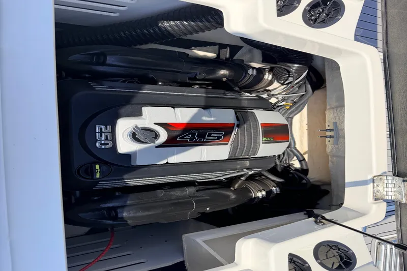 Slide: The Image of Sea Ray SPX 190 2023 - 16