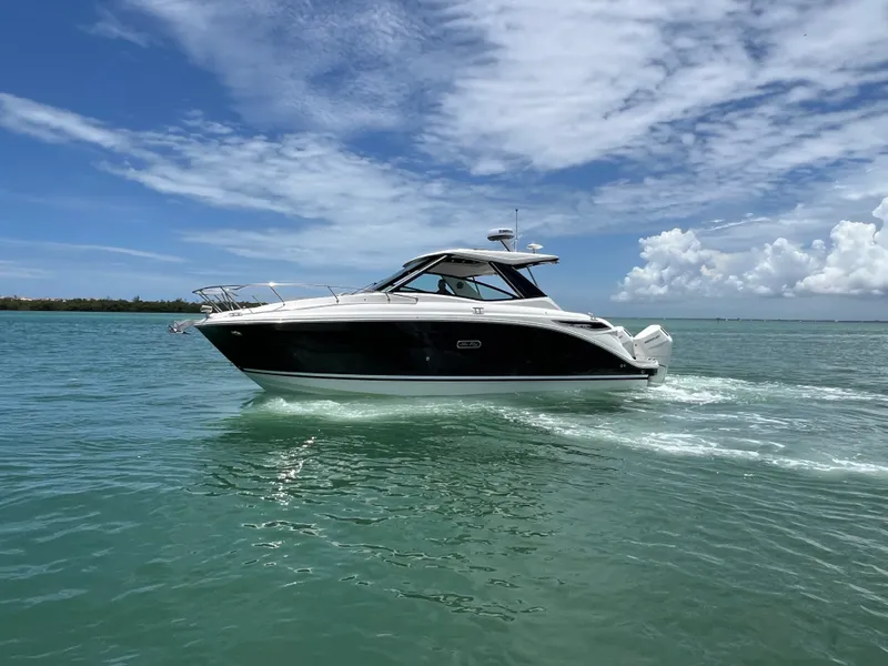 Slide: The Image of Sea Ray Sundancer 320 Outboard 2026 - 29