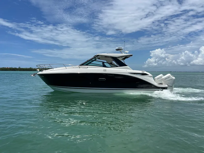 Slide: The Image of Sea Ray Sundancer 320 Outboard 2026 - 31