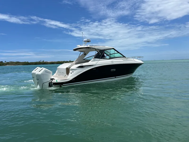 Slide: The Image of Sea Ray Sundancer 320 Outboard 2026 - 38