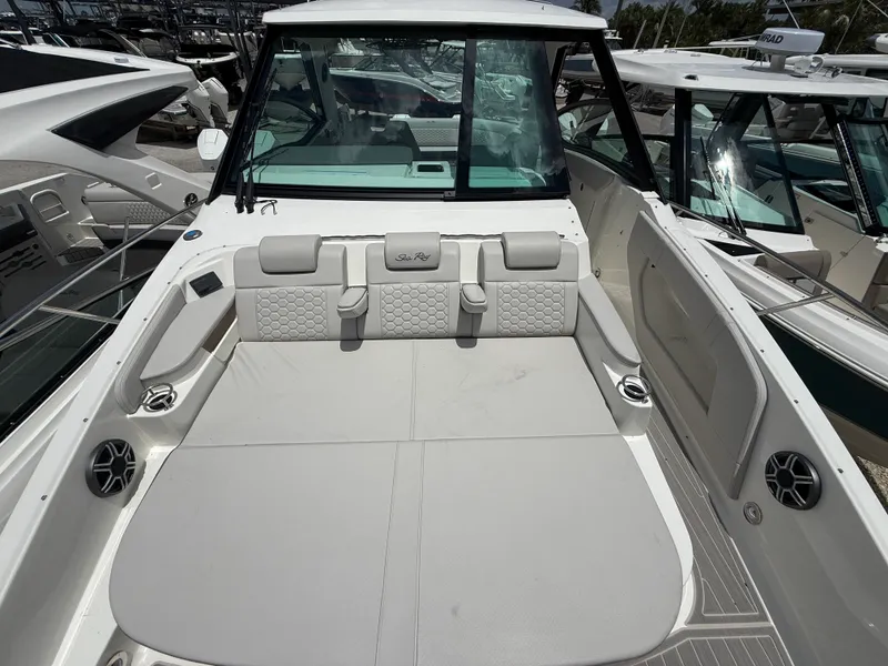Slide: The Image of Sea Ray Sundancer 320 Outboard 2026 - 39