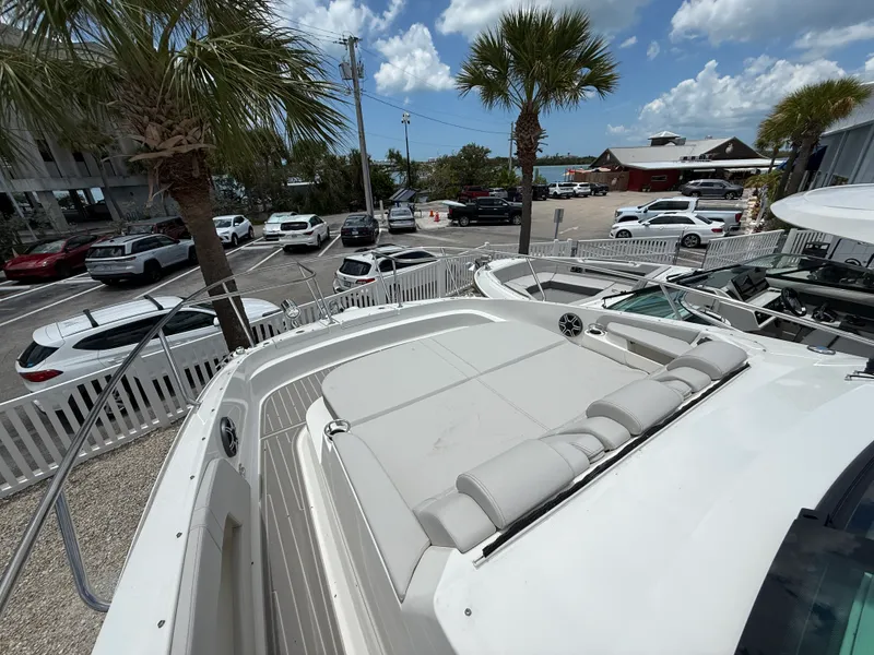 Slide: The Image of Sea Ray Sundancer 320 Outboard 2026 - 40