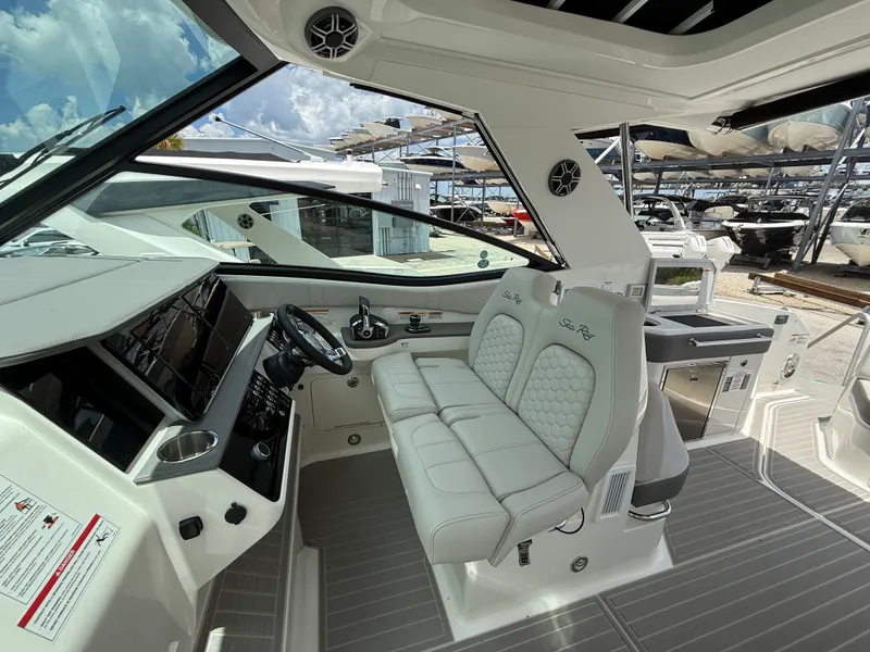 Slide: The Image of Sea Ray Sundancer 320 Outboard 2026 - 42