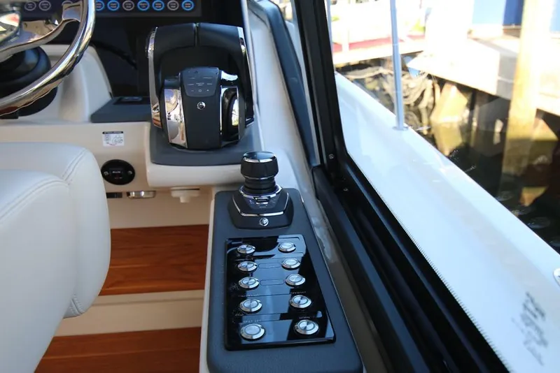 Slide: The Image of Boston Whaler 405 Conquest 2026 - 71