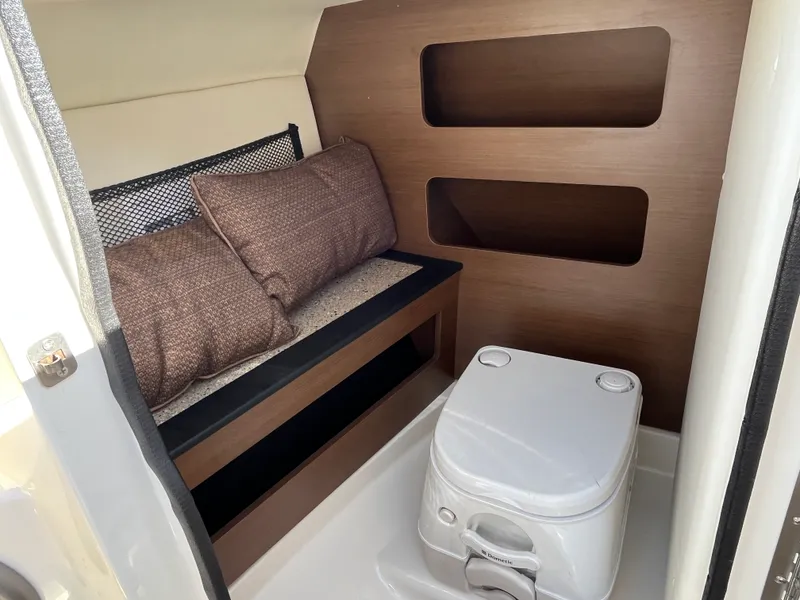 Slide: The Image of Sea Ray 240 SUNDECK 2015 - 10