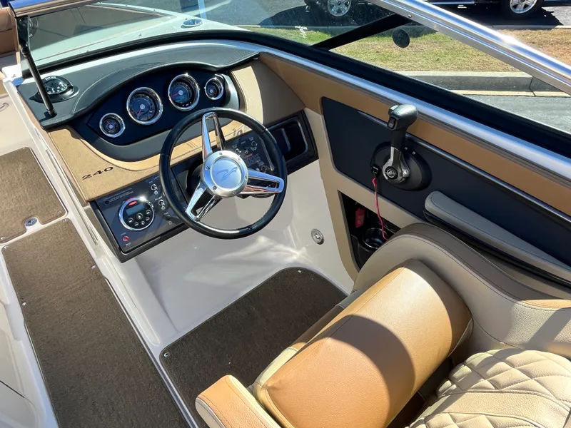 Slide: The Image of Sea Ray 240 SUNDECK 2015 - 18