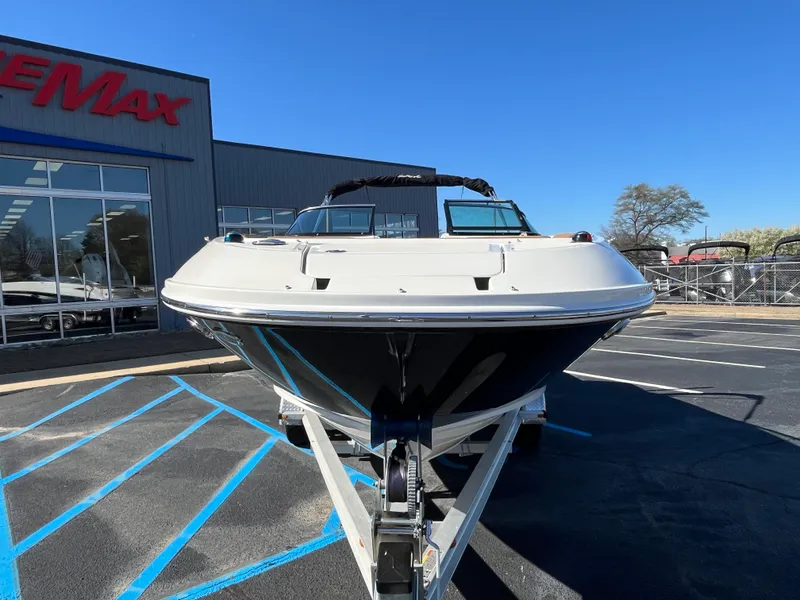 Slide: The Image of Sea Ray 240 SUNDECK 2015 - 2