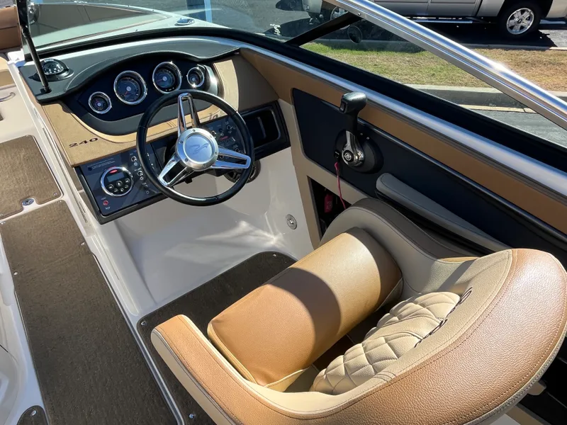 Slide: The Image of Sea Ray 240 SUNDECK 2015 - 23