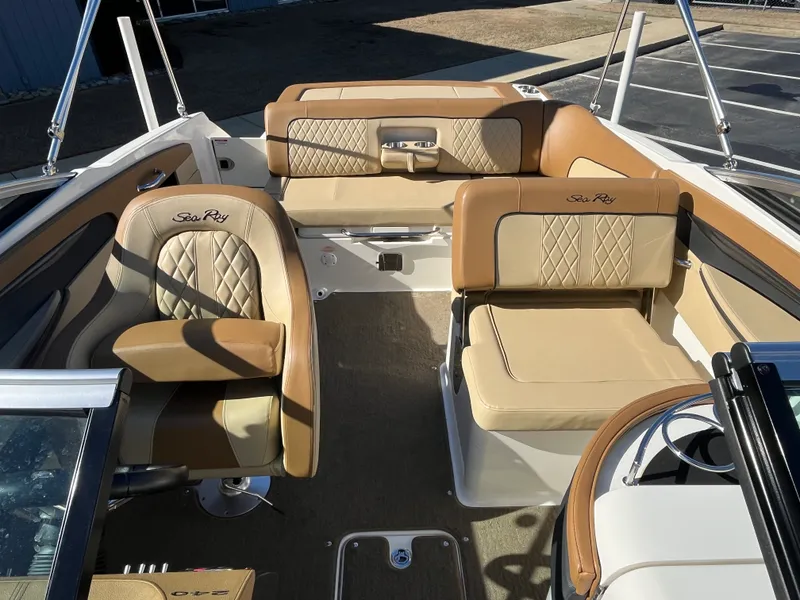 Slide: The Image of Sea Ray 240 SUNDECK 2015 - 24