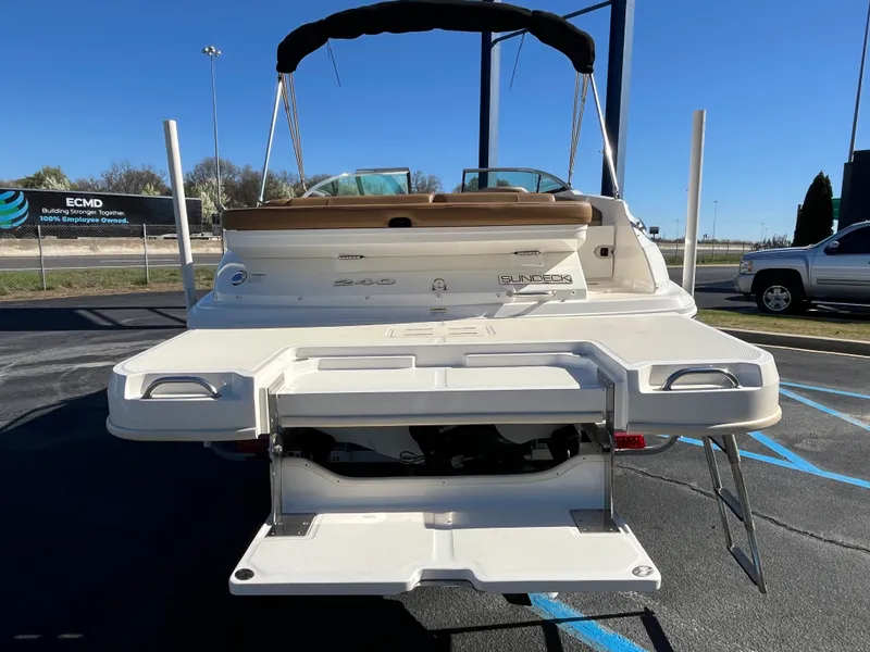Slide: The Image of Sea Ray 240 SUNDECK 2015 - 8