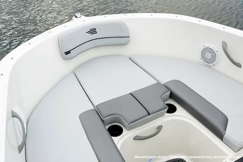 Slide: The Image of Bayliner VR4 2025 - 9