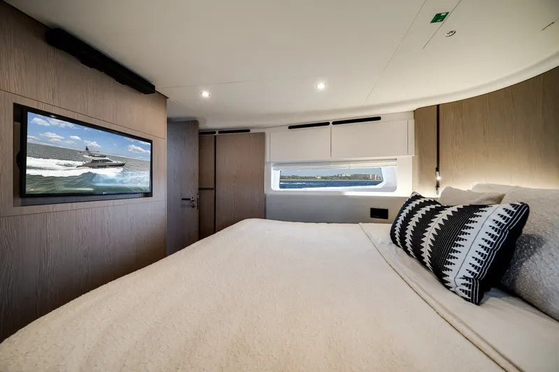 Slide: The Image of Azimut 53 FLY 2023 - 12