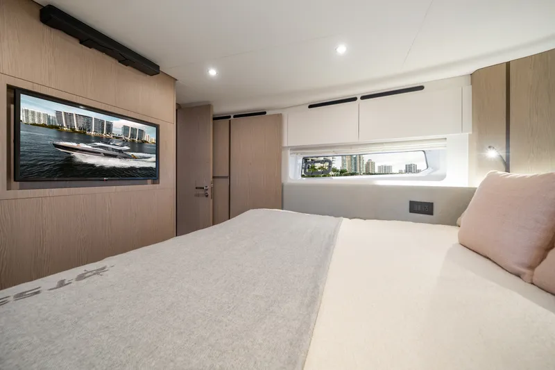 Slide: The Image of Azimut 53 FLY 2023 - 12