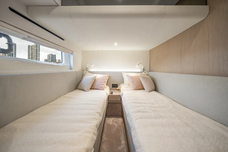 Slide: The Image of Azimut 53 FLY 2023 - 15