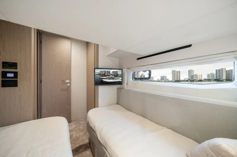 Slide: The Image of Azimut 53 FLY 2023 - 17