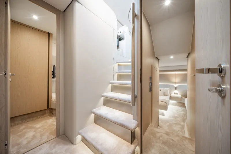 Slide: The Image of Azimut 53 FLY 2023 - 18