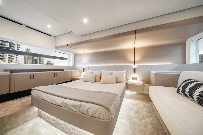 Slide: The Image of Azimut 53 FLY 2023 - 19