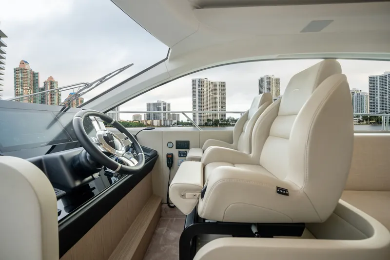 Slide: The Image of Azimut 53 FLY 2023 - 32