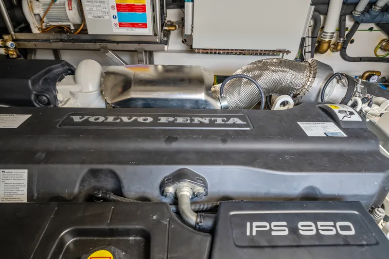 Slide: The Image of Azimut 53 FLY 2023 - 56