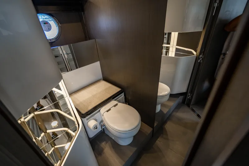 Slide: The Image of Azimut S7 2019 - 111