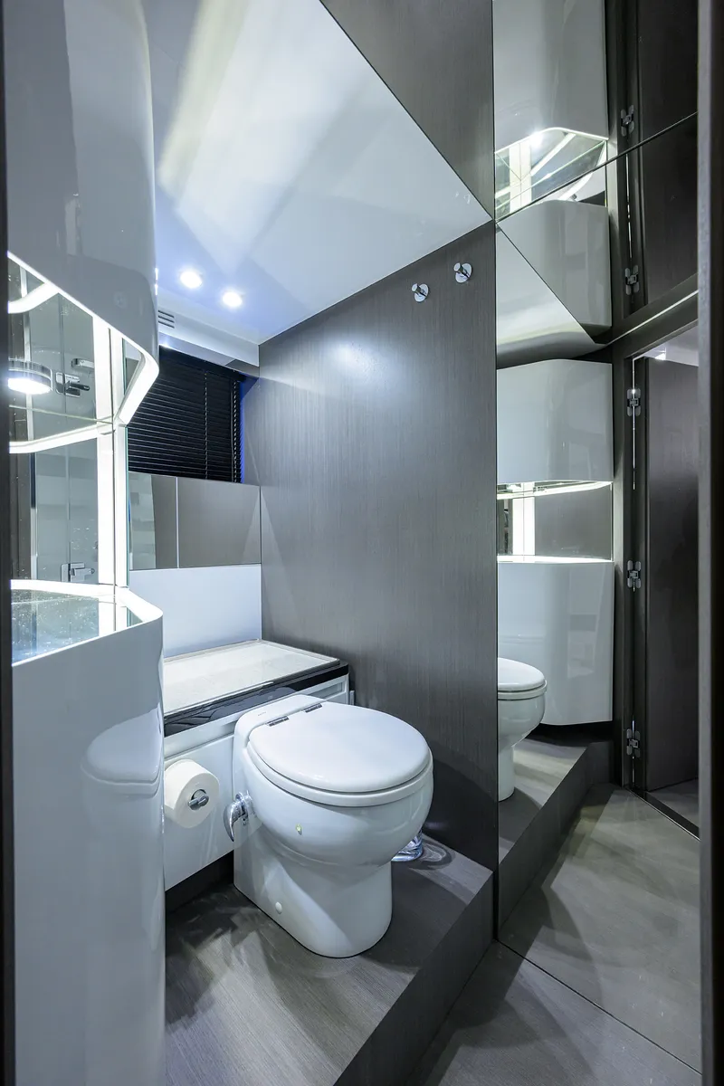 Slide: The Image of Azimut S7 2019 - 100