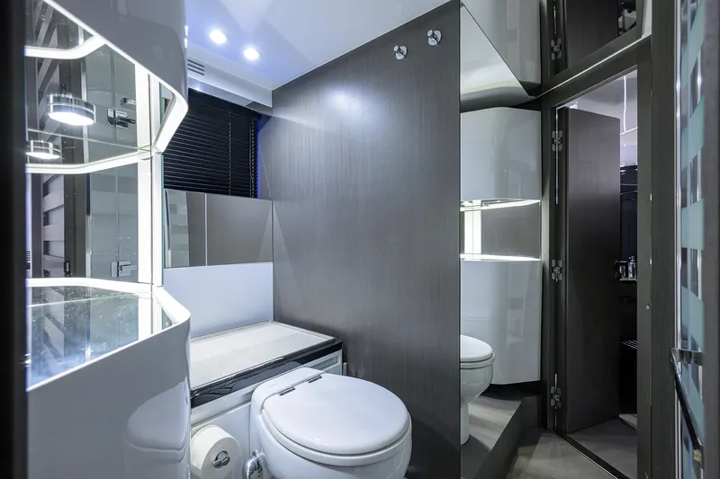 Slide: The Image of Azimut S7 2019 - 101