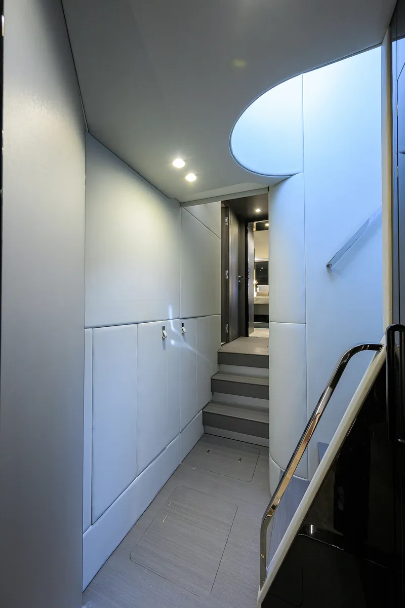 Slide: The Image of Azimut S7 2019 - 104