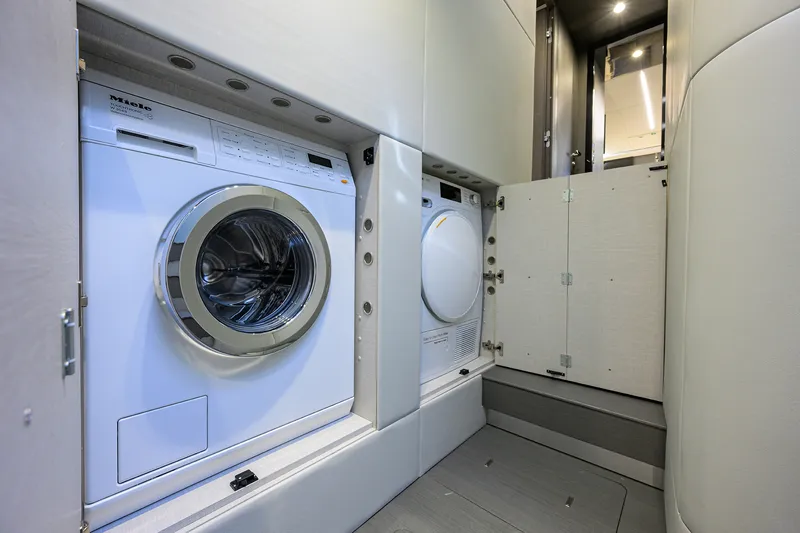 Slide: The Image of Azimut S7 2019 - 105