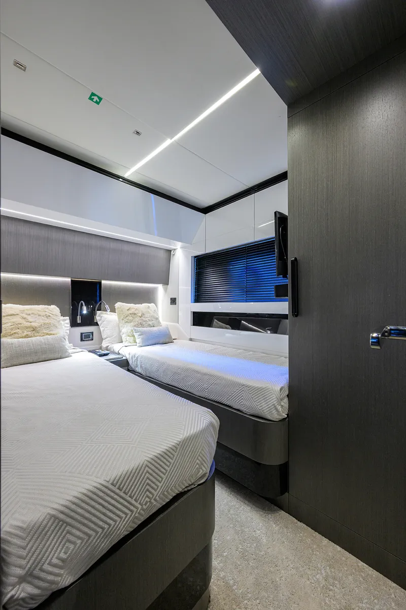 Slide: The Image of Azimut S7 2019 - 120