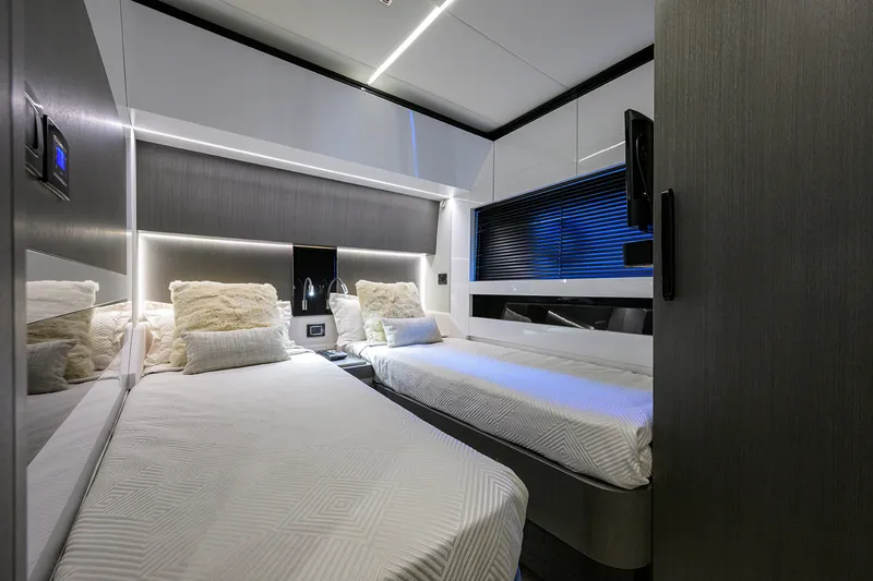 Slide: The Image of Azimut S7 2019 - 121