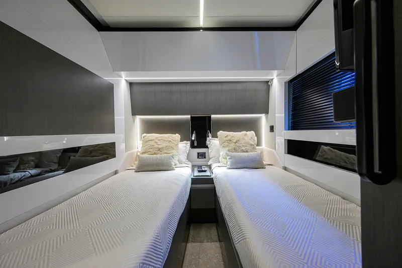 Slide: The Image of Azimut S7 2019 - 122