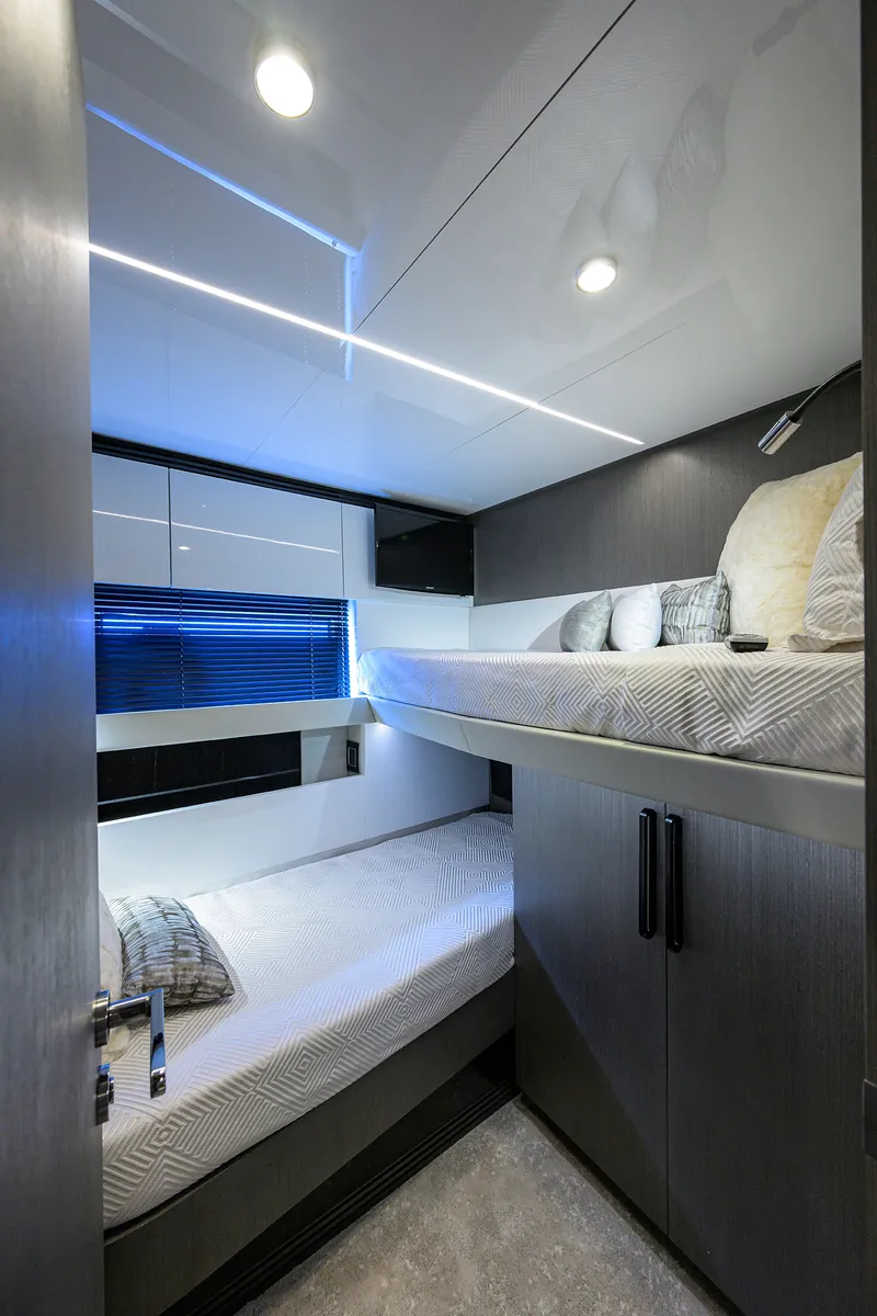 Slide: The Image of Azimut S7 2019 - 124