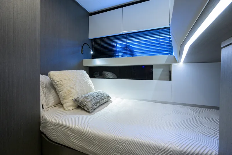 Slide: The Image of Azimut S7 2019 - 128