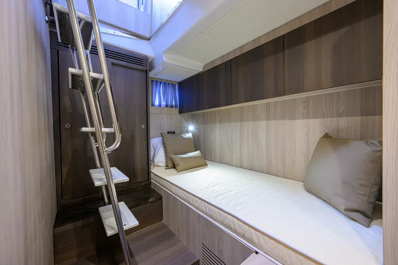 Slide: The Image of Azimut S7 2019 - 130