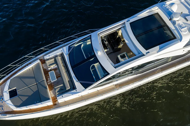 Slide: The Image of Azimut S7 2019 - 16