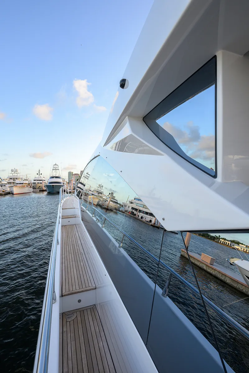 Slide: The Image of Azimut S7 2019 - 44