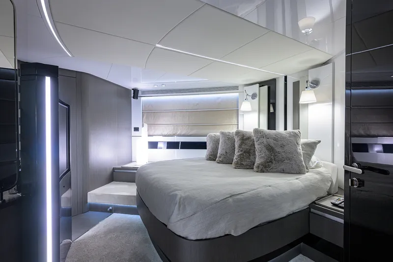 Slide: The Image of Azimut S7 2019 - 90