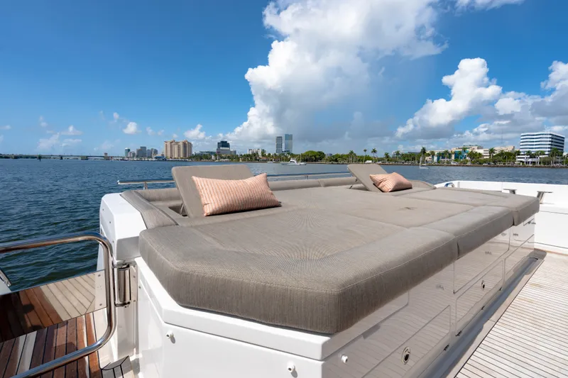 Slide: The Image of Azimut S7 2019 - 141