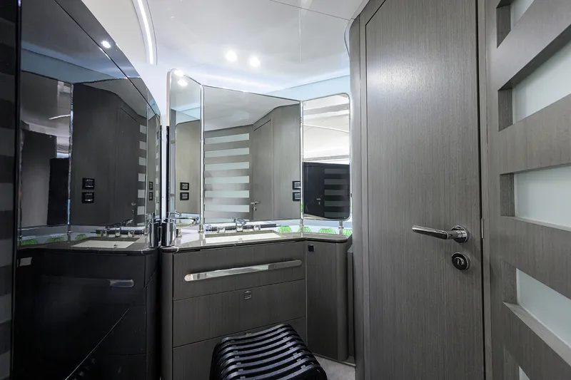 Slide: The Image of Azimut S7 2019 - 97