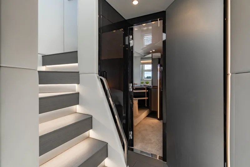 Slide: The Image of Azimut S7 2019 - 98