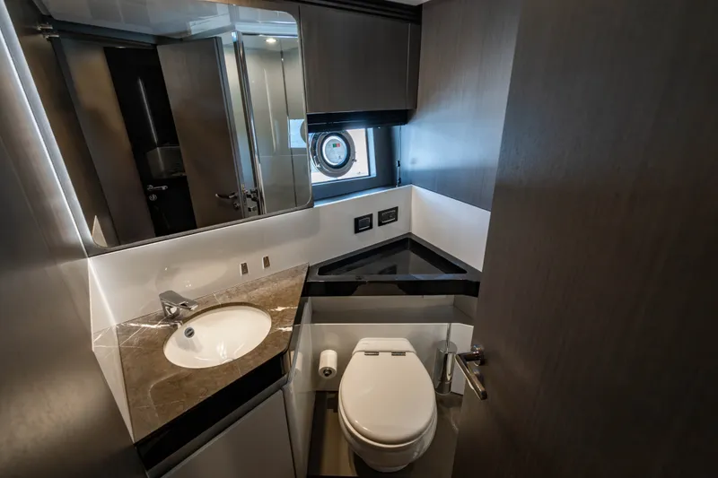 Slide: The Image of Azimut S7 2019 - 129