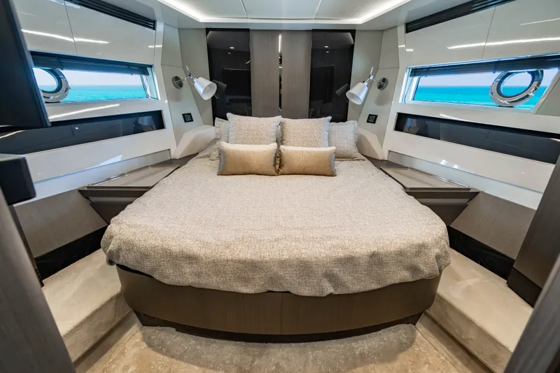 Slide: The Image of Azimut S7 2019 - 125