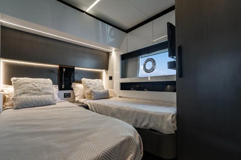 Slide: The Image of Azimut S7 2019 - 120
