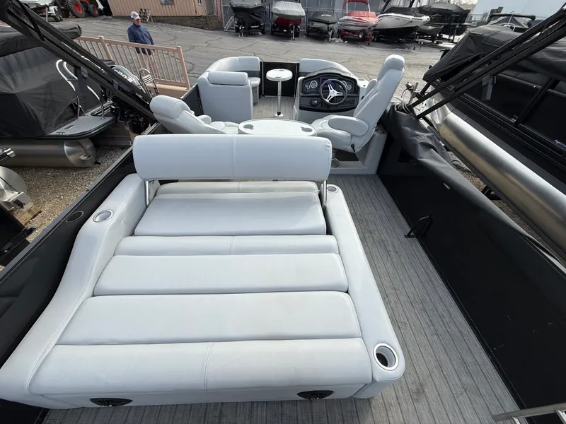Slide: The Image of Bentley Pontoons 22 LEGACY 2022 - 13