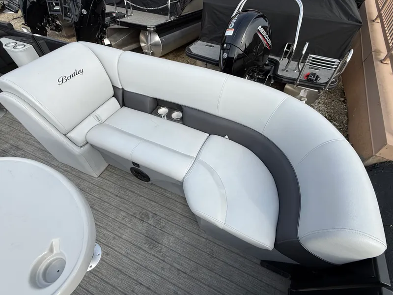Slide: The Image of Bentley Pontoons 22 LEGACY 2022 - 6