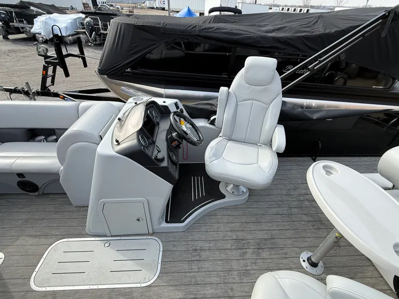 Slide: The Image of Bentley Pontoons 22 LEGACY 2022 - 9